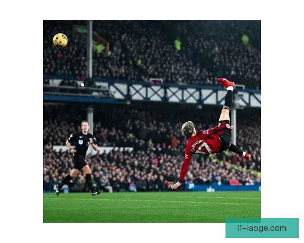 加纳乔倒钩惊艳全场荣膺英超赛季最佳进球